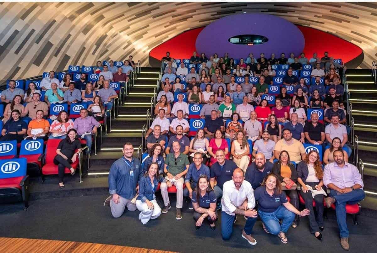 Corretores reunidos em sala de cinema no programa +Capaz.