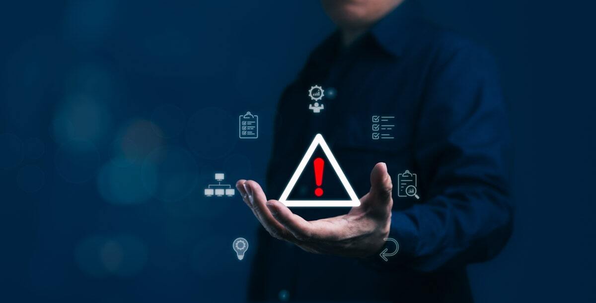 Homem com a mão estendida e um símbolo de atenção.