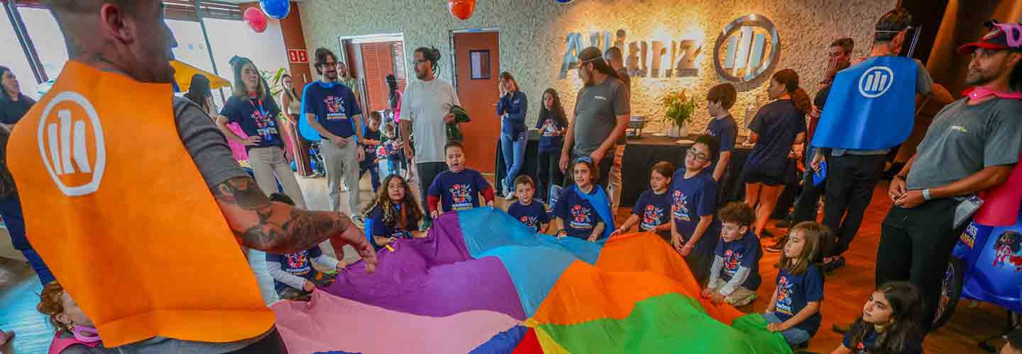 Crianças e adultos participam de atividade recreativa da Allianz em comemoração ao Dia das Crianças, com ações especiais em outubro.