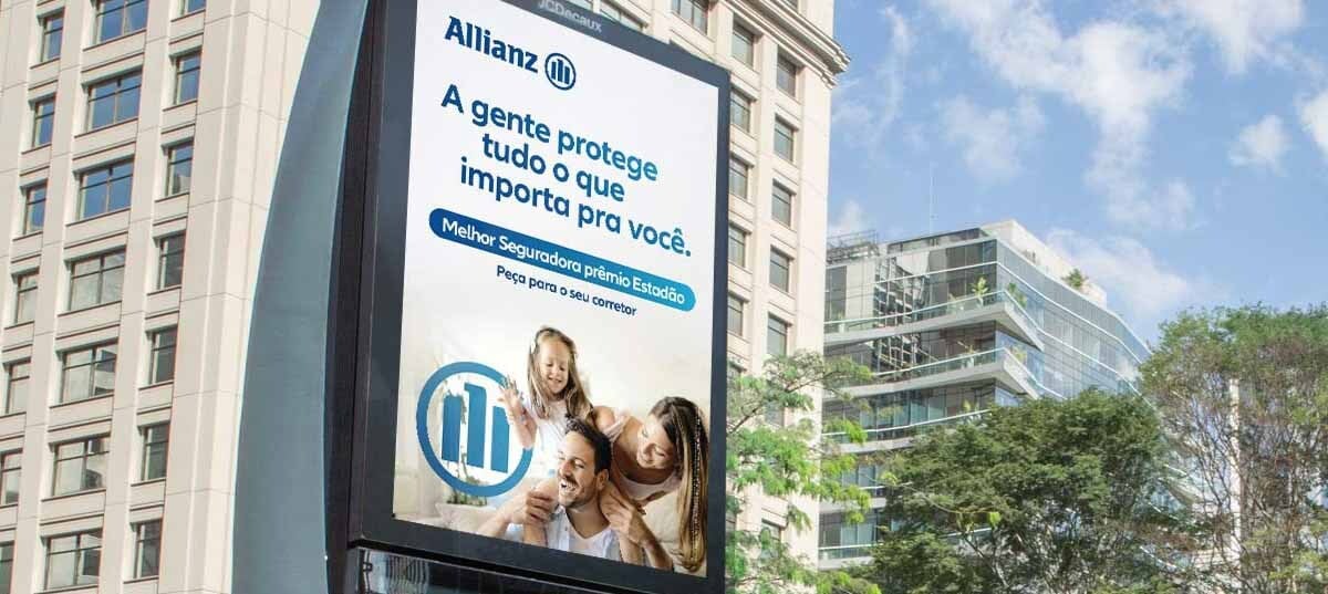 Painel digital com banner da campanha da Allianz Seguros localizado na Av. Paulista.