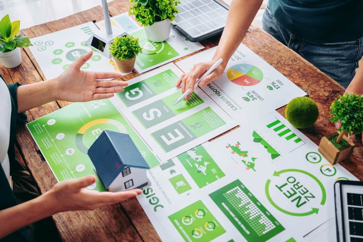 Duas pessoas discutindo e planejando sobre uma apresentação focada em ESG e sustentabilidade.