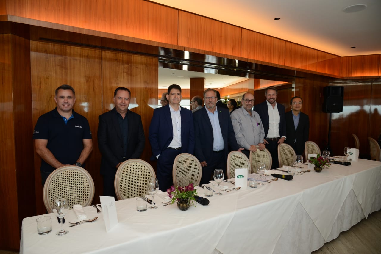 Executivos da Allianz reunidos em uma mesa de almoço.