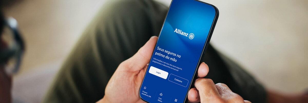 Pessoa acessando o App Allianz Cliente pelo celular.