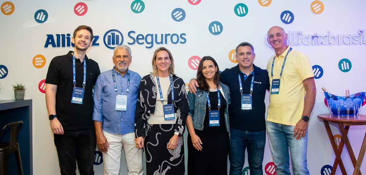 Corretores posando para foto em evento da Allianz