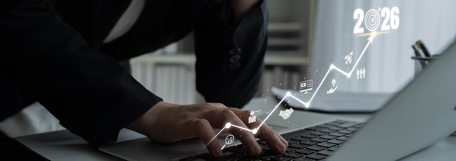 Profissional digitando com gráfico digital de crescimento.