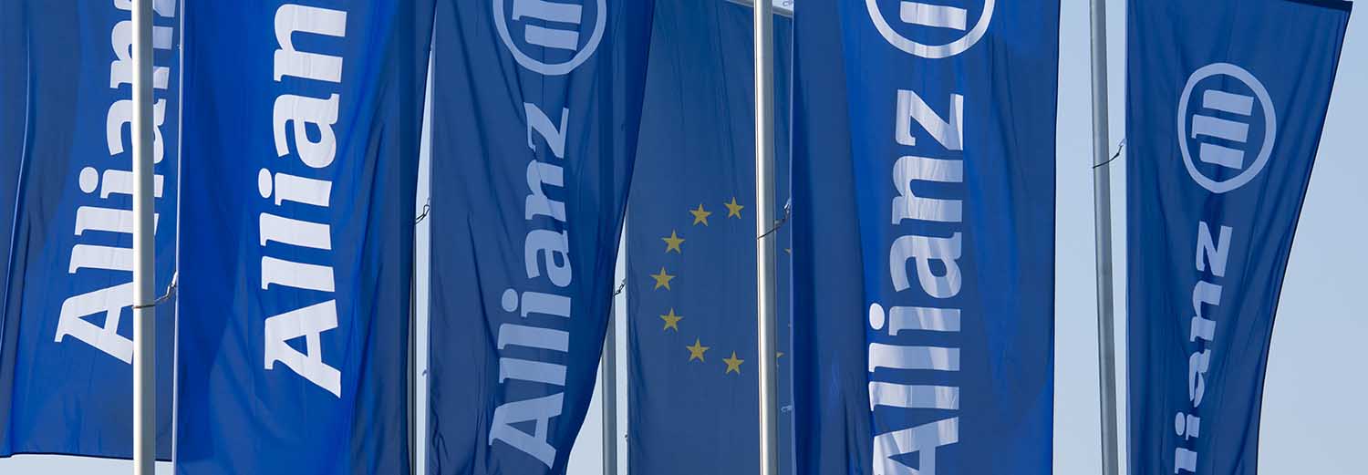 Bandeiras da Allianz exibidas em área externa, reforçando a posição da companhia como a marca de seguros mais valiosa do mercado.