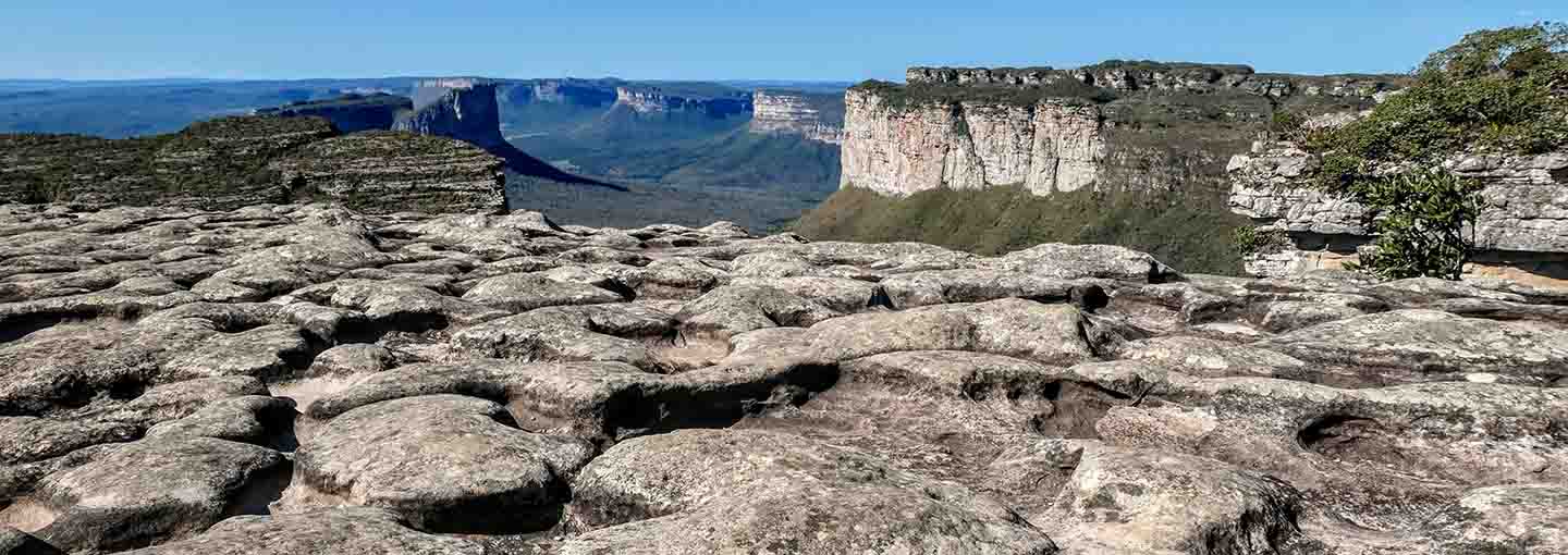 Formações rochosas e cânions da Chapada Diamantina ao sol.