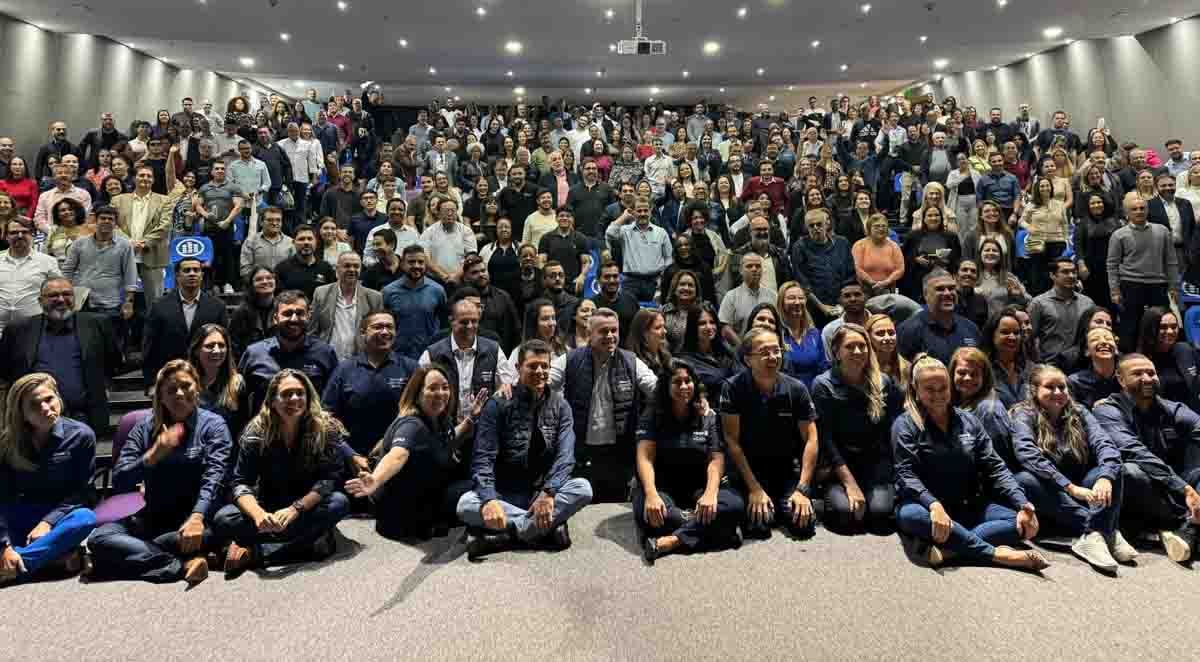 Corretores reunidos em sala de teatro cheia no programa +Capaz.