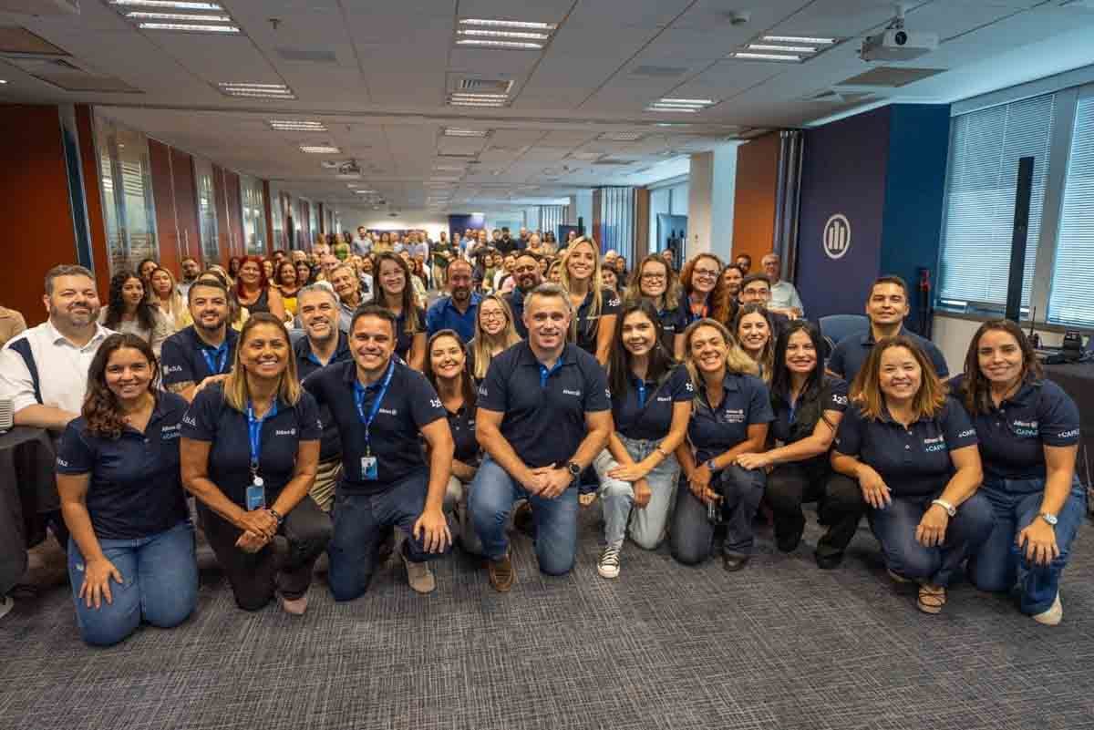 Corretores reunidos dentro de sala de escritório.