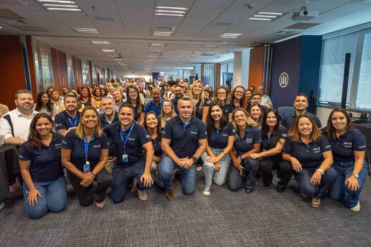 Corretores reunidos dentro de sala de escritório.