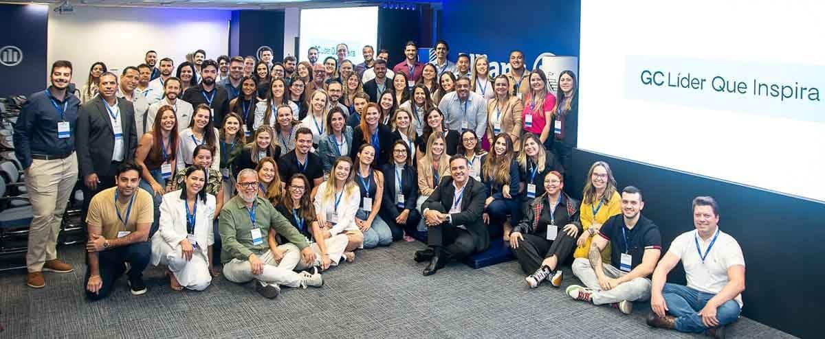 Corretores reunidos dentro de sala de escritório.