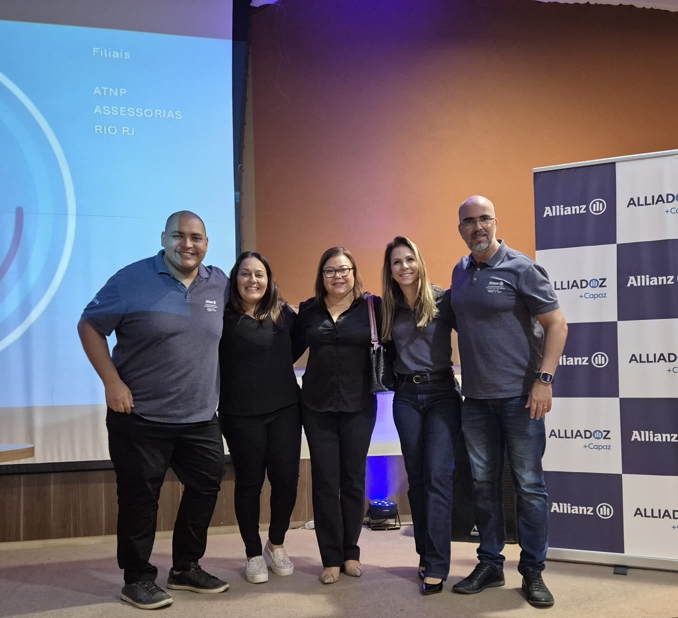 Executivos e corredores reunidos em uma foto em eventos da Allianz.