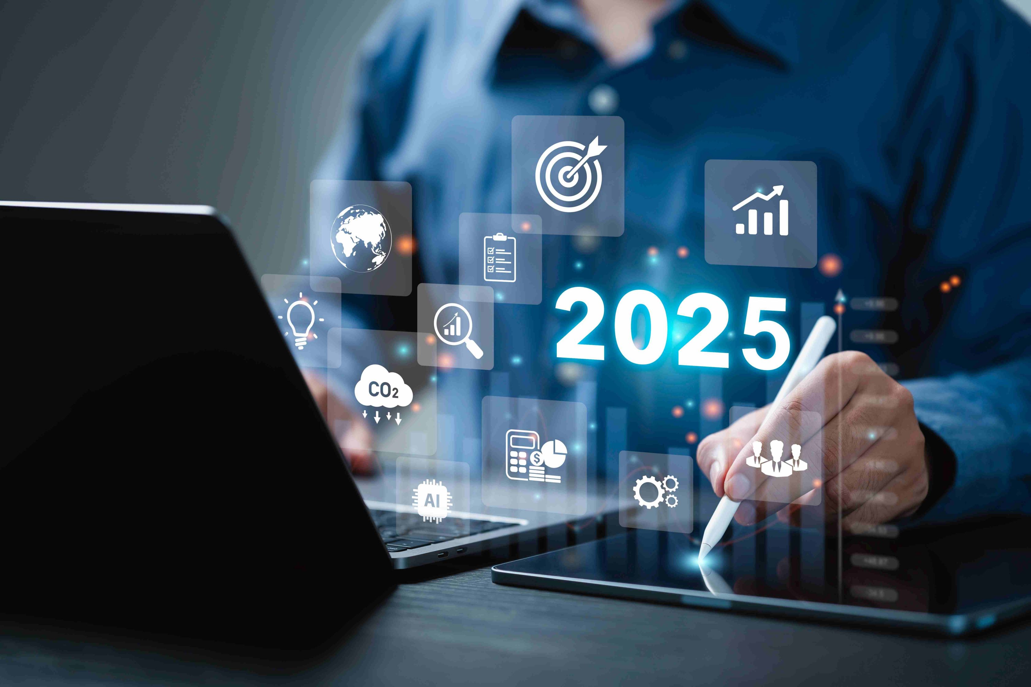 Mão interagindo com tablet e laptop, ícones digitais e número 2025, ilustrando inovação e metas de crescimento.