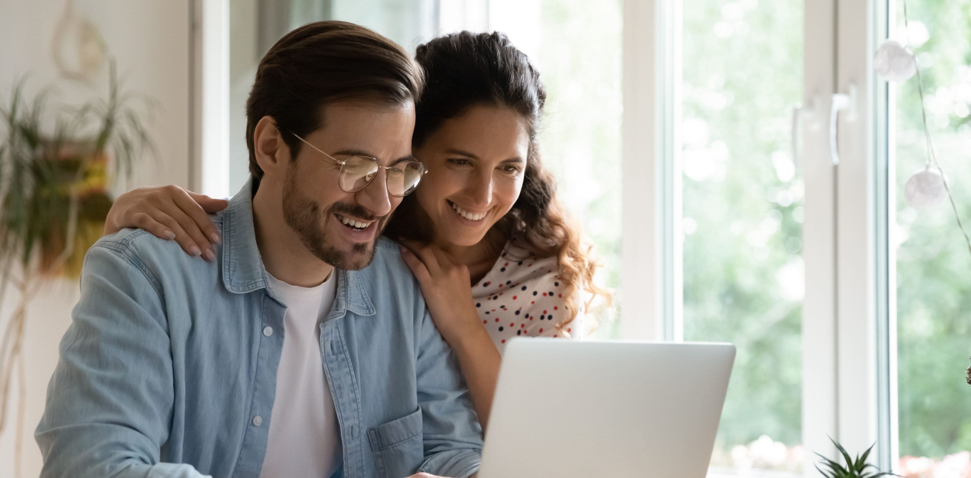Duas pessoas navegando na internet, representando a experiência dos corretores parceiros da Allianz no portal Vida Global.