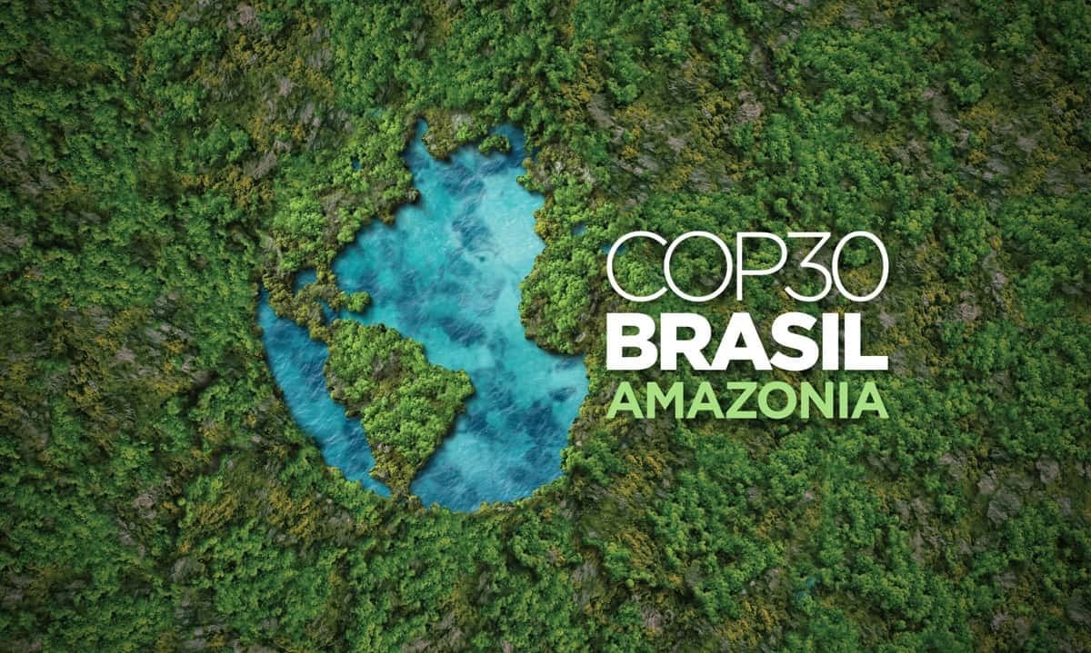 Um rio e paisagem verde vistas de cima com a frase "COP30, Brasil, Amazônia".