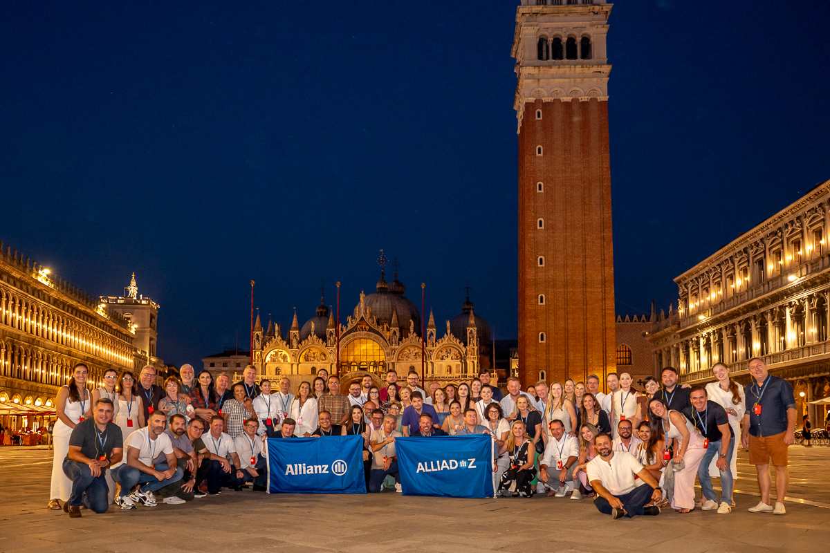 Grupo de corretores da Allianz em viagem à Itália pelo programa Alliadoz reunidos em Veneza. 