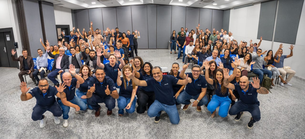 Corretores reunidos em sala comemorando no programa +Capaz Frota.