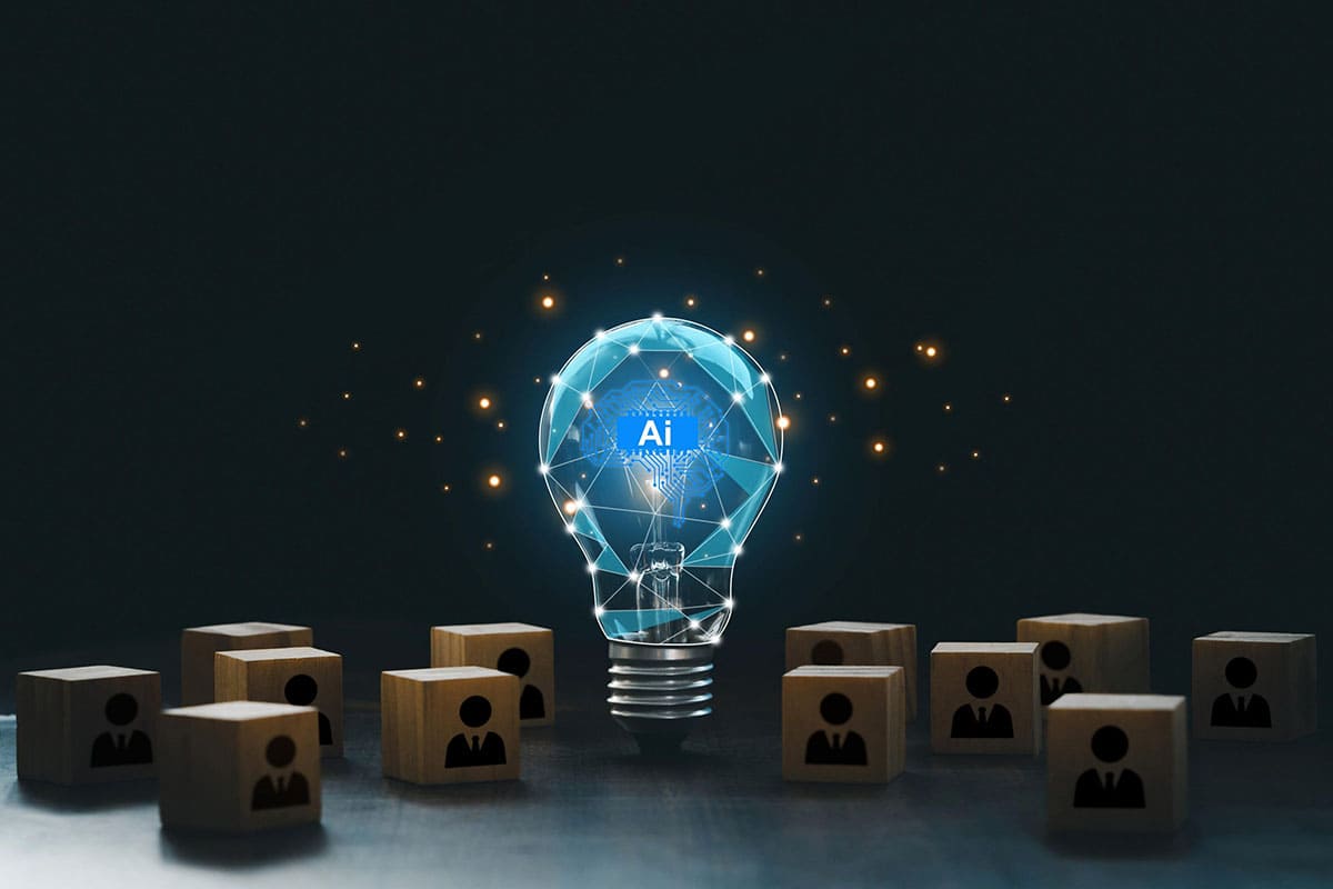 Lâmpada na cor azul com a palavra “AI” ao centro e ícones de pessoas ao redor, representando a inteligência artificial.