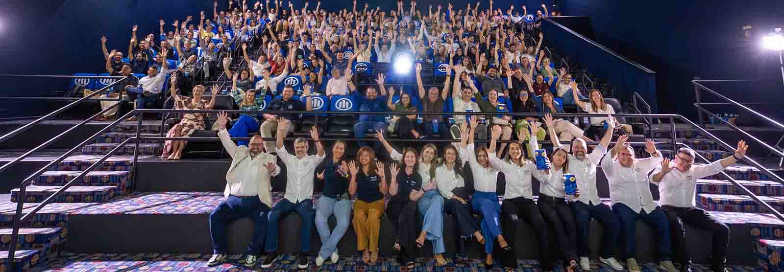 Grupo de corretores reunidos em treinamento da Allianz Seguros, celebrando capacitação no seguro Frota e crescimento do produto.