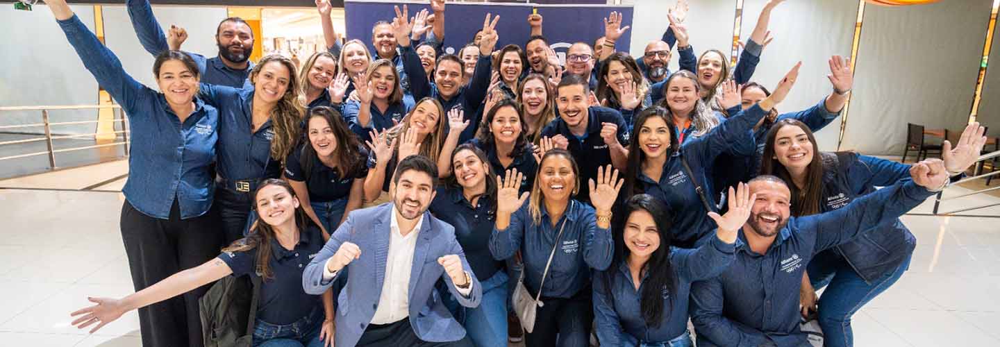  Pessoas com braços levantados em foto do programa +Capaz da Allianz em São Paulo, com foco na capacitação em seguro Empresa PME.