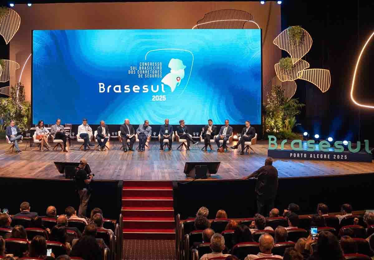 Pessoas reunidas em um Congresso da Brasesul sobre corretores de seguros.