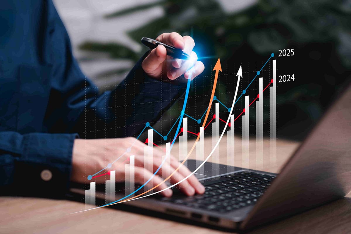 Uma pessoa analisando dados no computador, representando o relatório global de seguros 2025 divulgado pela Allianz.