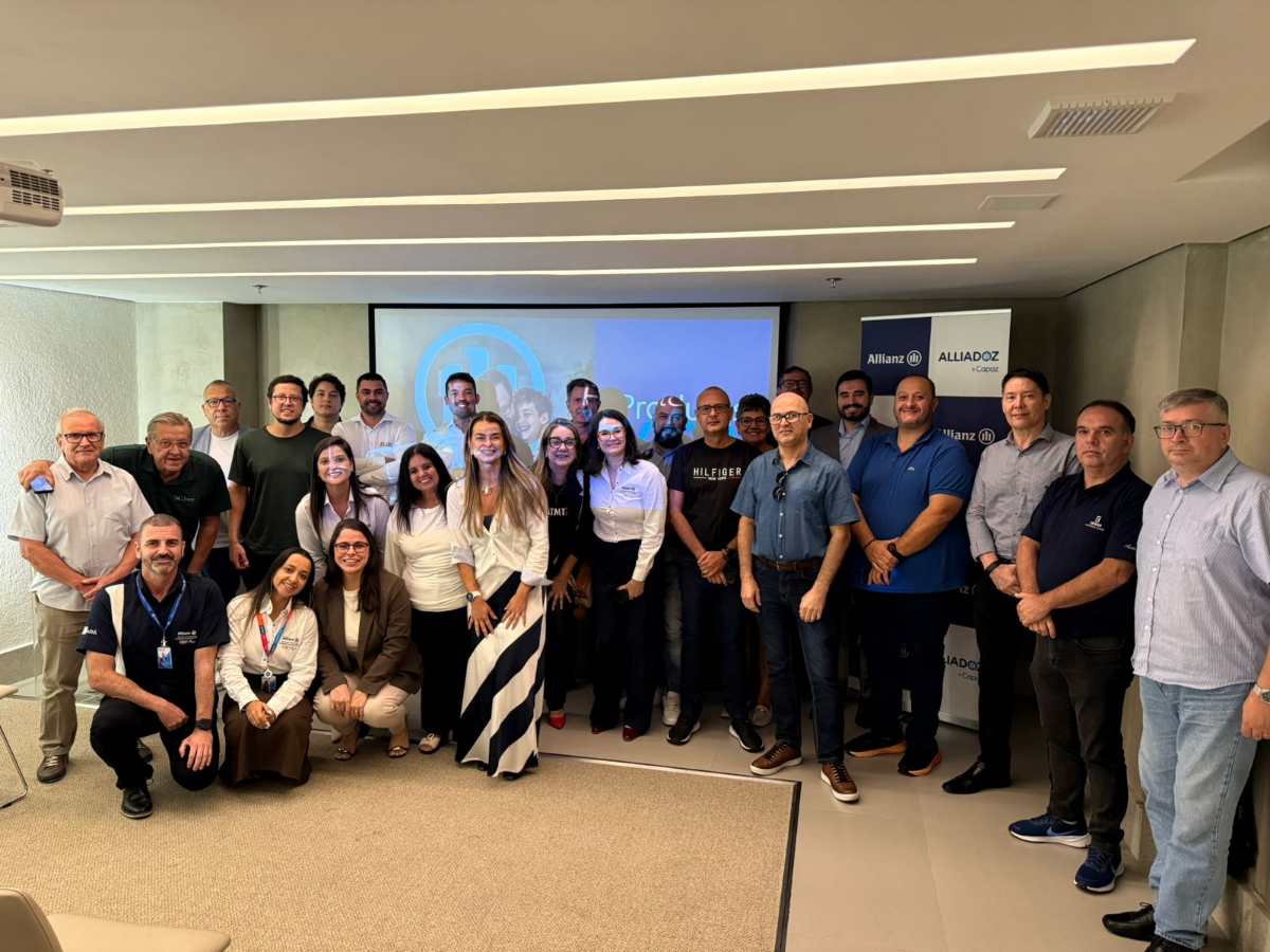Grupo reunido em treinamento +Capaz da Allianz sobre seguro Vida em Grupo em Porto Alegre.