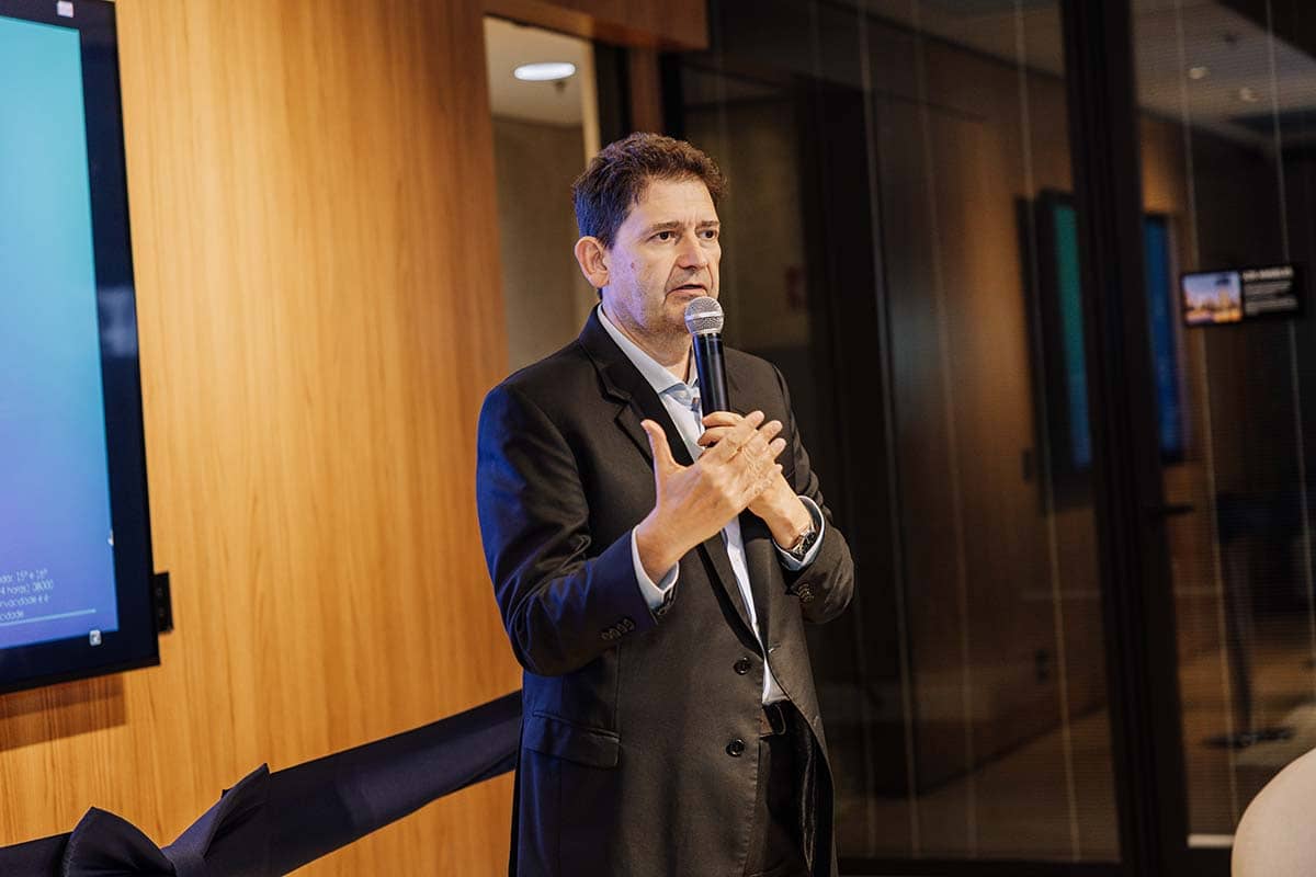 CEO Eduard Folch na inauguração do Allianz Lounge para corretores em São Paulo.