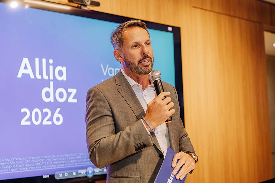 Executivo Nelson Veiga apresenta o Allianz Lounge durante evento de relacionamento com corretores.