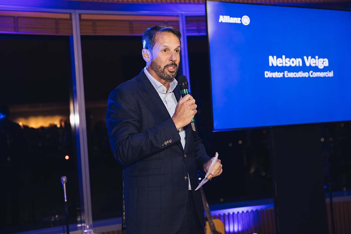 Executivo Nelson Veiga apresentando o Allianz Life para corretores especializados em Vida.