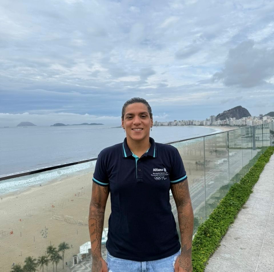 Ana Marcela Cunha em uma praia do Rio de Janeiro vestindo camisa da    Allianz Seguros.  