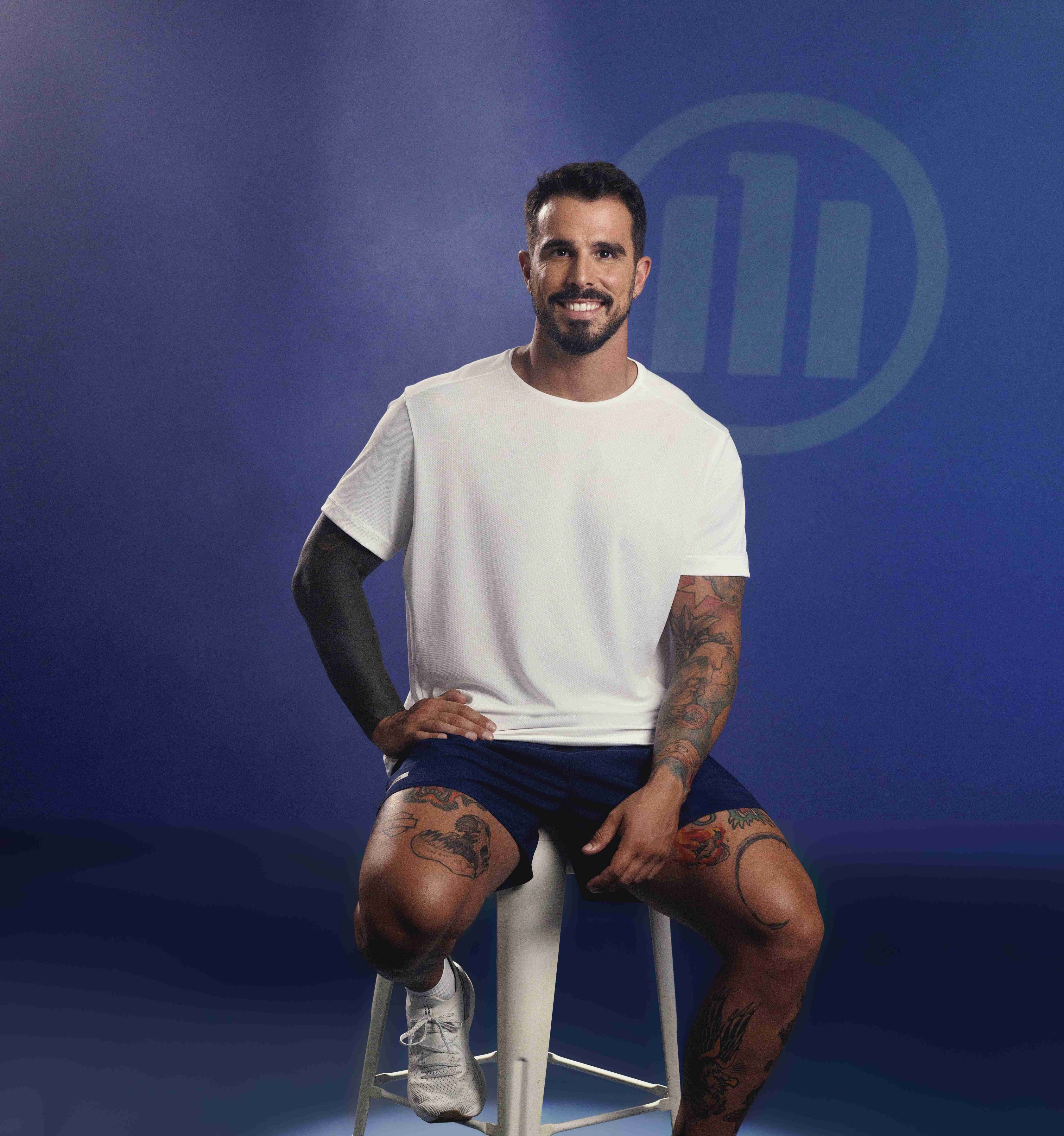Bruno Fratus posando para foto com logo da Allianz Seguros ao fundo.  