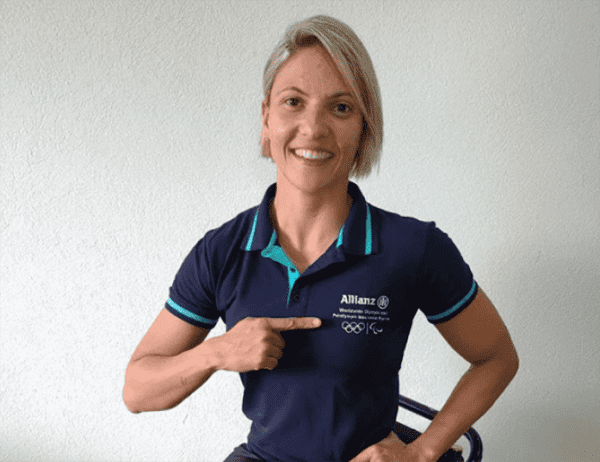 Jessica Messali posando para foto vestindo camisa da Allianz Seguros.